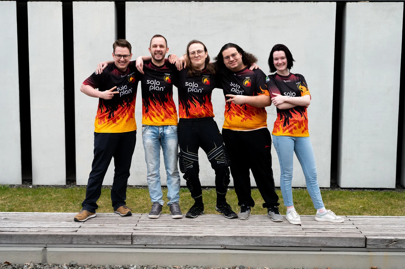 Die fünf Mitglieder des AK Gaming Teams Phoenix im Teamtrikot